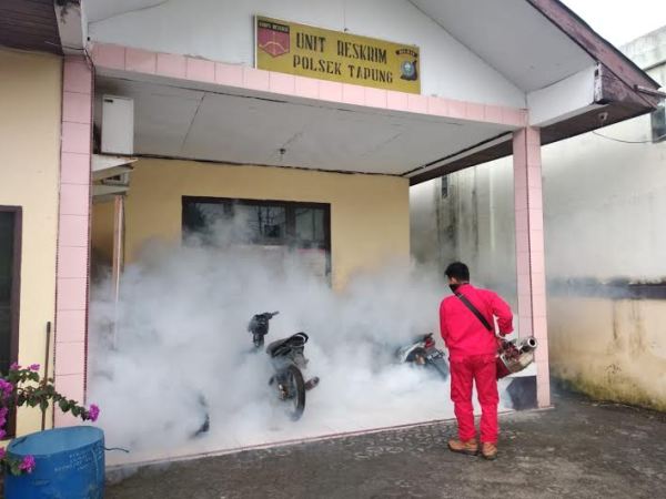 Antisipasi Penyakit Menular, Polsek Tapung Lakukan Fogging