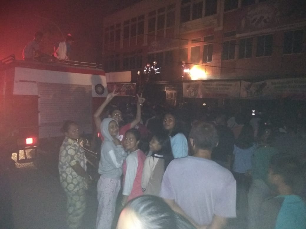 Toko Setia Abadi di Jalan Hos Cokroaminoto Pekanbaru Ludes Terbakar