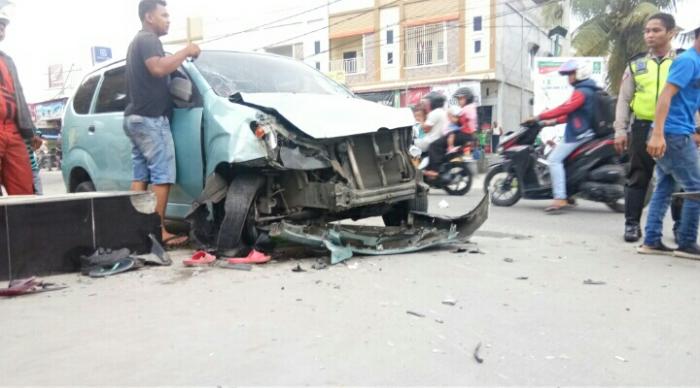 Kecelakaan Tragis di Suka Karya Panam, Xenia Tabrak 3 Pengendara Motor