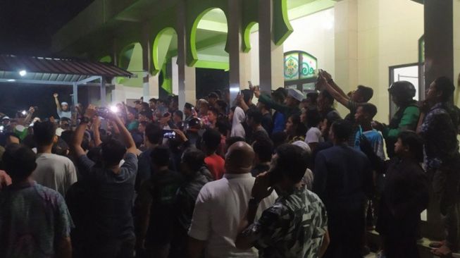 Tidak Terima Warung Tuak Dirazia, Sekelompok Warga Rusak Masjid