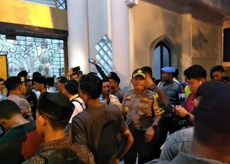 Ribut dengan Tim Gugus Covid-19, Jamaah Salat Jumat: Warung dan Pasar Bebas Buka!