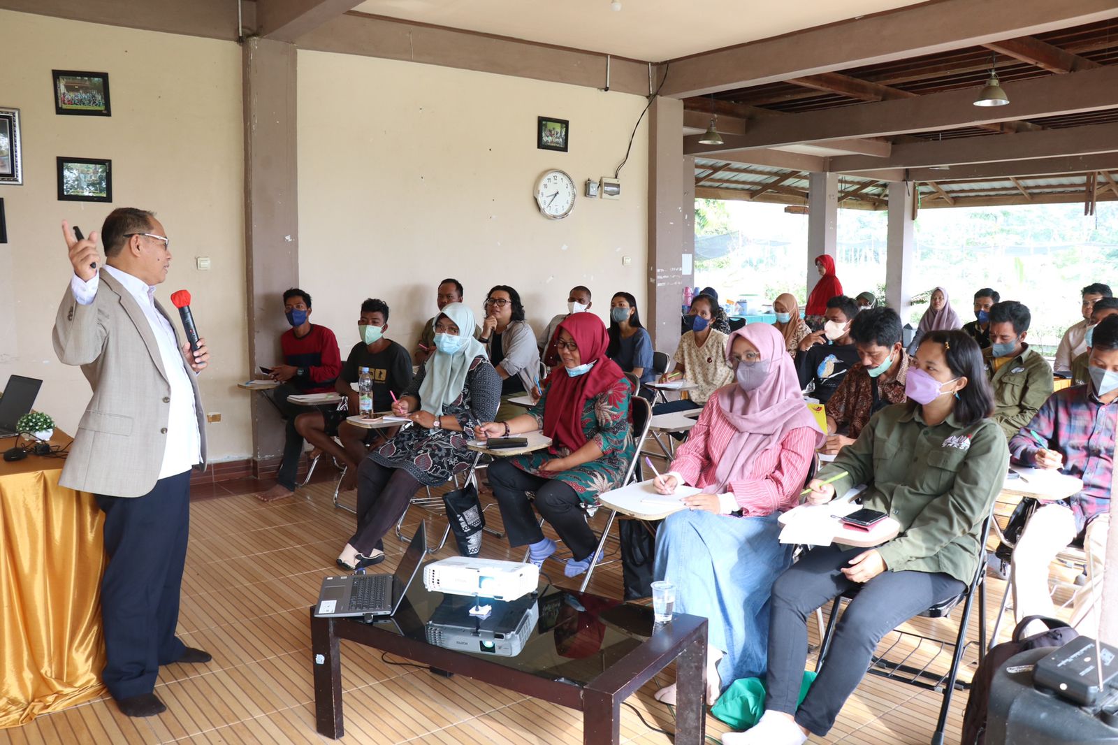 Pelatihan Peningkatan Kapasitas Tenaga Pendidik Sekolah Adat di Jambi dan Riau