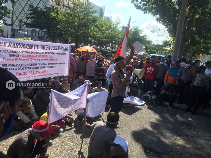 Perjuangkan Pesangon Rp30 M, Puluhan Eks Karyawan PT Ricry Demo di Kantor Gubernur Riau