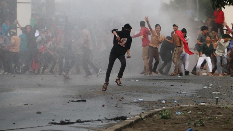 Demo di DPRD Sumut: Pagar dan Kaca Dirusak Massa, 200 Orang Ditangkap Polisi