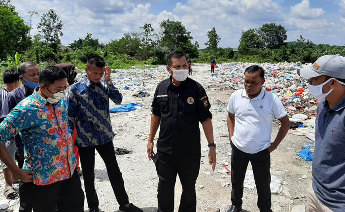 Sampah Menumpuk di Sejumah Lokasi di Kubang Raya, Camat Tambang-Kades Ikut Bersihkan