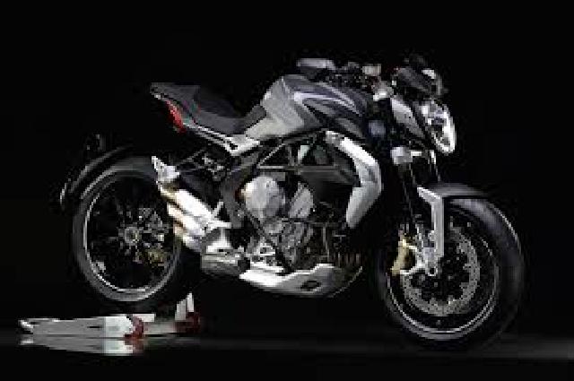 MV Agusta 800 Dragster Blackout Bergaya Begundal namun Berkelas