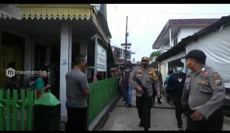 Polisi Dilempari Warga Saat Gerebek Bandar Narkoba di Pekanbaru