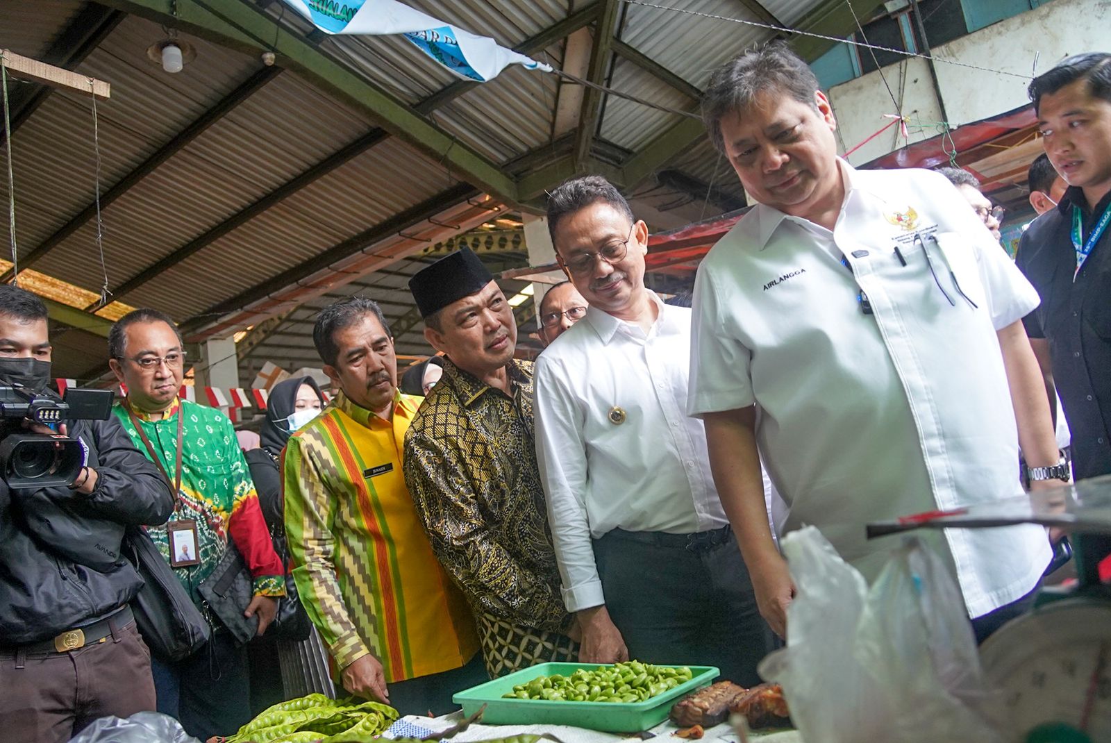 Kendalikan Inflasi Akhir Tahun, Menko Airlangga Pantau Harga dan Pasokan Komoditas Pangan di Kalbar