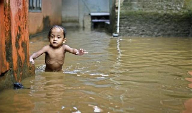 8 Alasan Anak Harus Menghindari Air Banjir