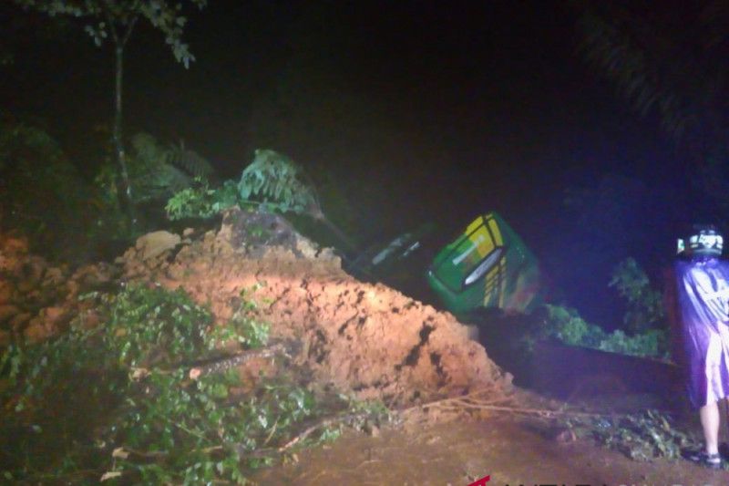 Tiga Mobil Terseret Longsor di Sitinjau Lauik Padang, Satu Tewas