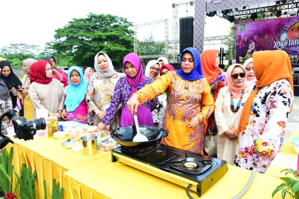 Festival Ruang Kita II, Hj Misnarni Syamsuar Demo Memasak Mi Sagu