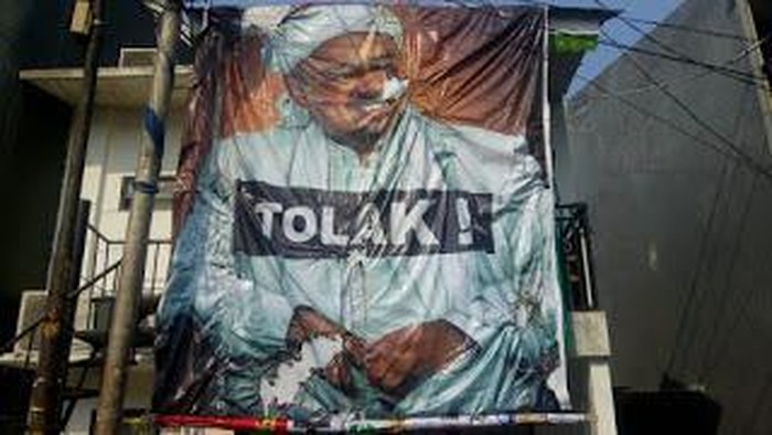 Tak Mempan Dibakar Massa, Poster Habib Rizieq Kini Dipajang di Depan Markas FPI