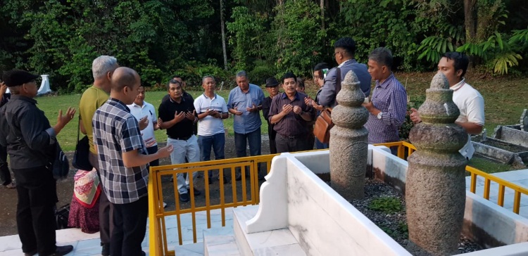 Rektor dan Dosen Pascasarjana UIR Ziarah Akademik ke Makam Tuanku Tambusai