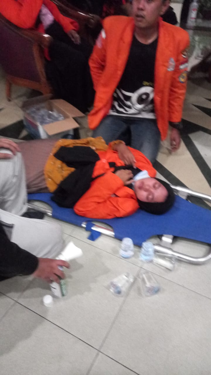 Polisi Semprotkan Gas Air Mata ke Demonstran di DPRD Riau, Sejumlah Mahasiswa Jatuh Pingsan