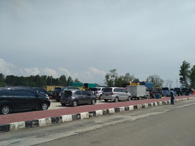 Kendaraan Menumpuk Tak Bisa Menyeberang