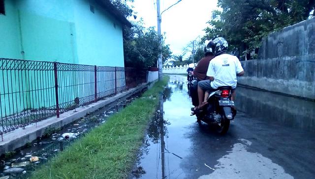 Drainase Tersumbat, Air Meluber ke Jalan