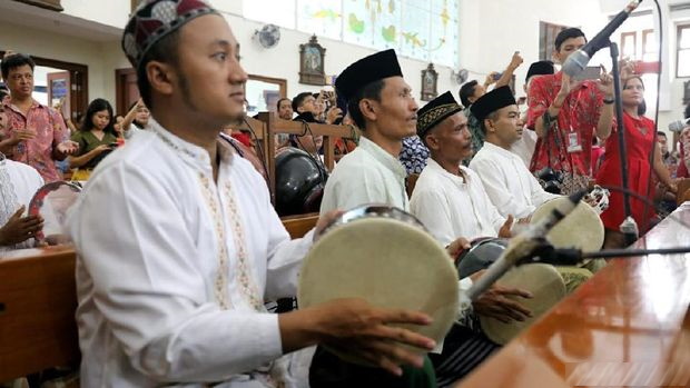 Natal di Semarang: Penampilan Grup Rebana Ponpes hingga Gotong Royong Warga Muslim