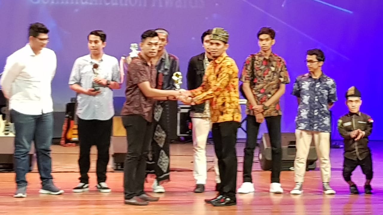 Anugerah COMA FIKOM UIR Ditaburi Penghargaan Prestasi Akademik