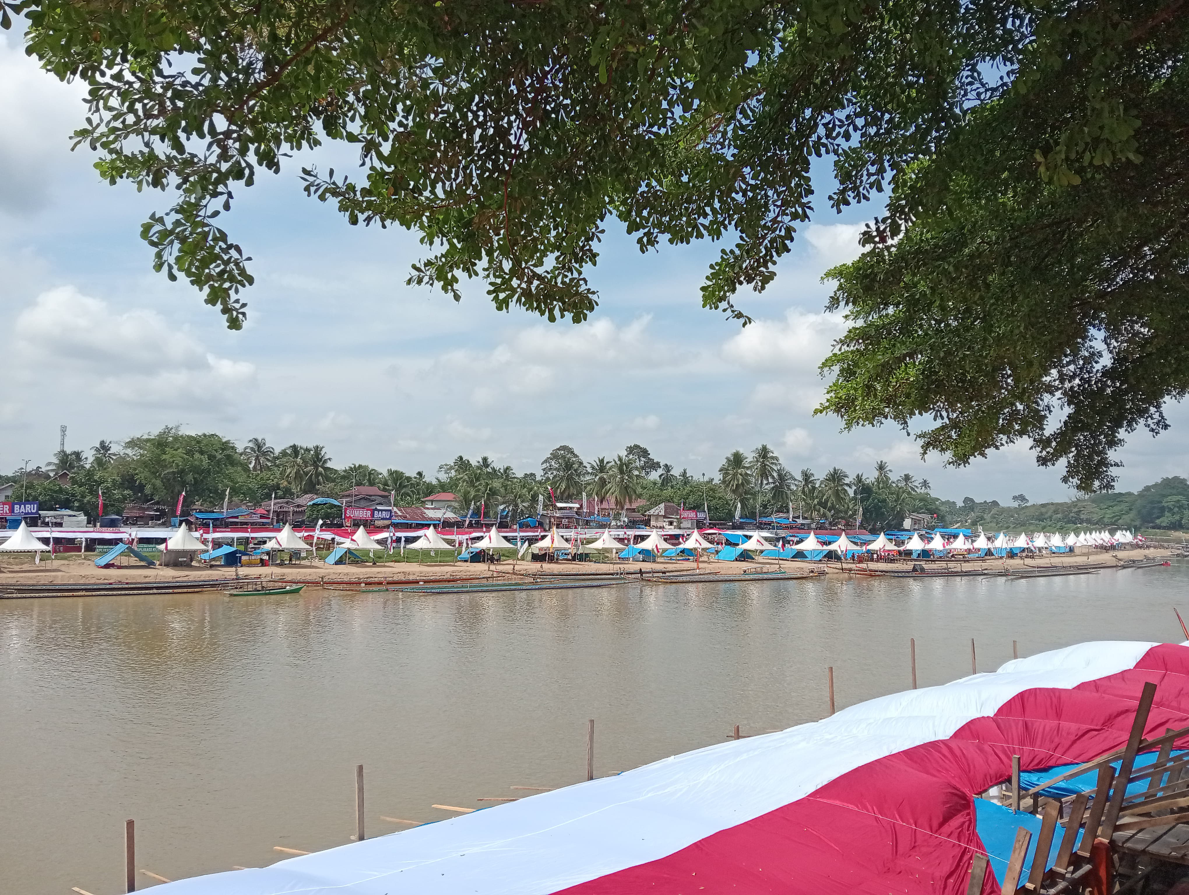 Masyarakat dari Hilir Dialihkan Menonton di Desa Seberang Taluk: Diarahkan dari Jembatan Benai