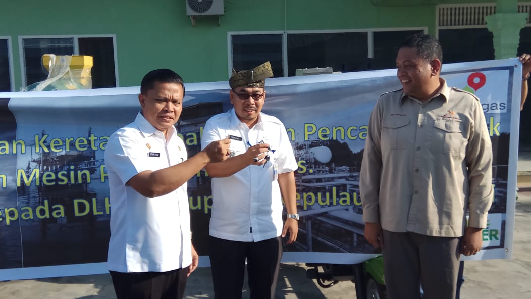 PT EMP Serahkan Bantuan Alat Kebersihan ke DLH Meranti