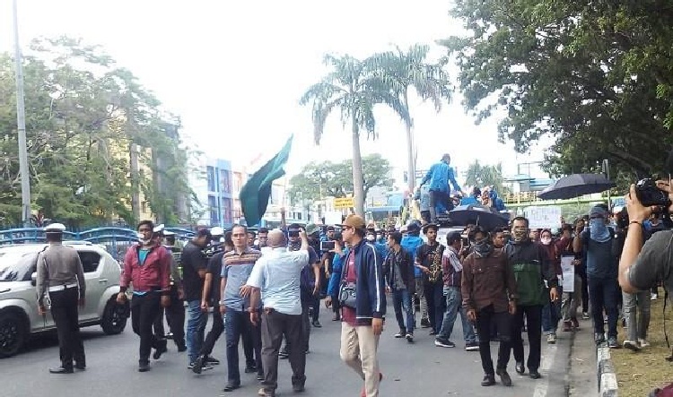 Massa Terus Berdatangan ke DPRD Riau, di Antaranya Diduga Masih Pelajar