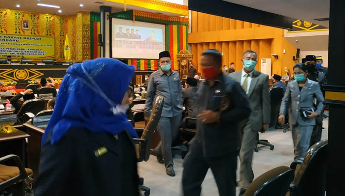 Tolak Dipimpin Hamdani, 5 Anggota Fraksi DPRD Pekanbaru Walk Out dari Rapat Paripurna