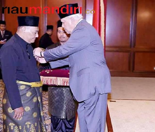 Tokoh Pemuda Dumai Dianugerahi Gelar Pingat Bakti Belia dari Kerajaan Malaka