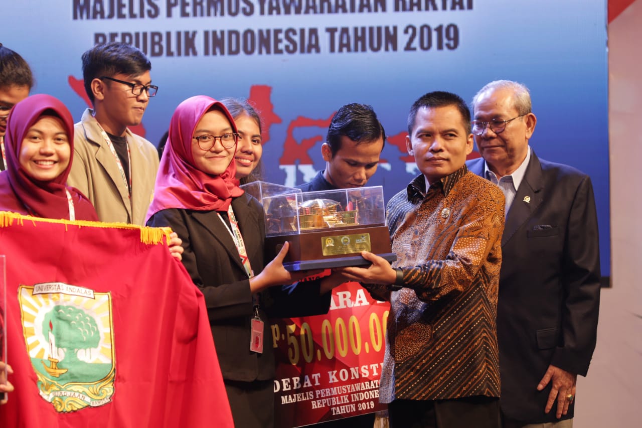 Universitas Andalas Juara II Debat Konstitusi MPR