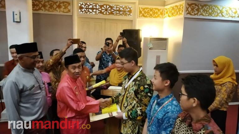 Temu Ramah dengan Siswa Berprestasi, Syamsuar: Anak-anak Riau Jangan Ketinggalan