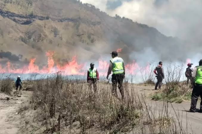 Gunung Bromo Masih Terbakar, Gubernur Khofifah: Tambah Helikopter Water Bombing