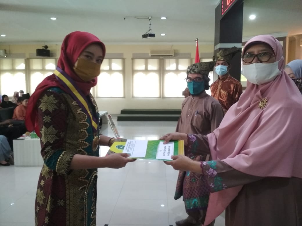 Penerima Beasiswa Pemprov Riau Elysa Jadi Pemuncak Yudisium FIB Unilak