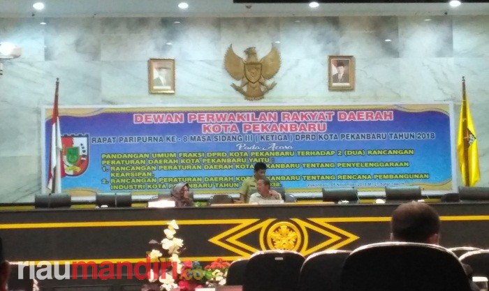 Rapat Paripurna DPRD Kota Pekanbaru Molor