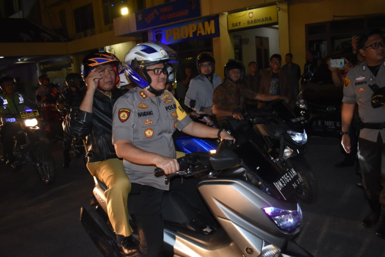 Kapolresta dan Wali Kota Pekanbaru Naik Motor Pantau Kondisi Jelang Malam Tahun Baru