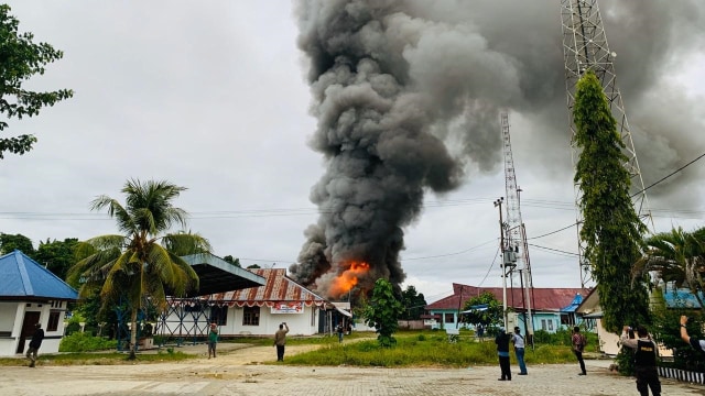 Massa Mengamuk Bakar Kantor Bupati di Papua, Polisi Lepaskan Tembakan ke Udara