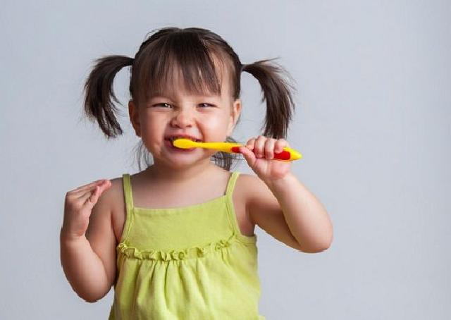 5 Cara Sederhana Agar Anak Rajin Sikat Gigi