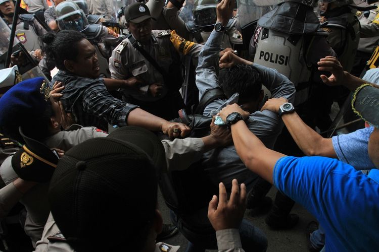 Polisi Represif, Puluhan Mahasiswa Dilarikan ke Rumah Sakit