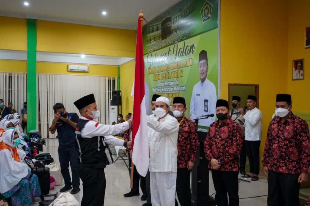 Lepaskan Keberangkatan Jemaah Haji, Gubri: Ibadah dengan Ikhlas dan Jaga Kesehatan