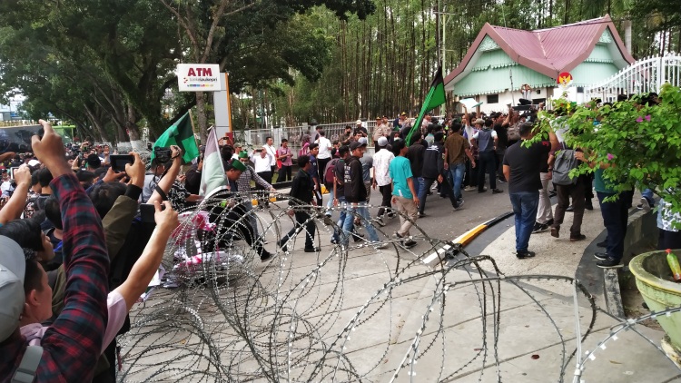 Demo di DPRD Riau Memanas, Mahasiswa Berhasil Terobos Kawat Duri