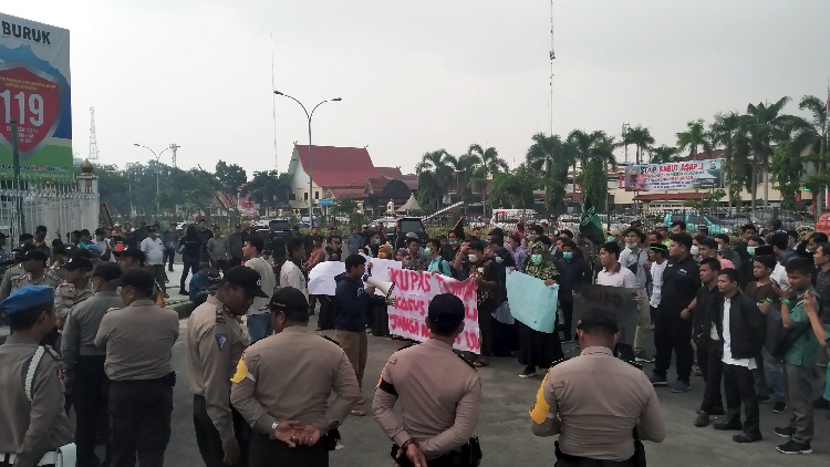 Massa HMI Riau Bacakan Al Fatihah untuk Mahasiswa Tewas di Kendari