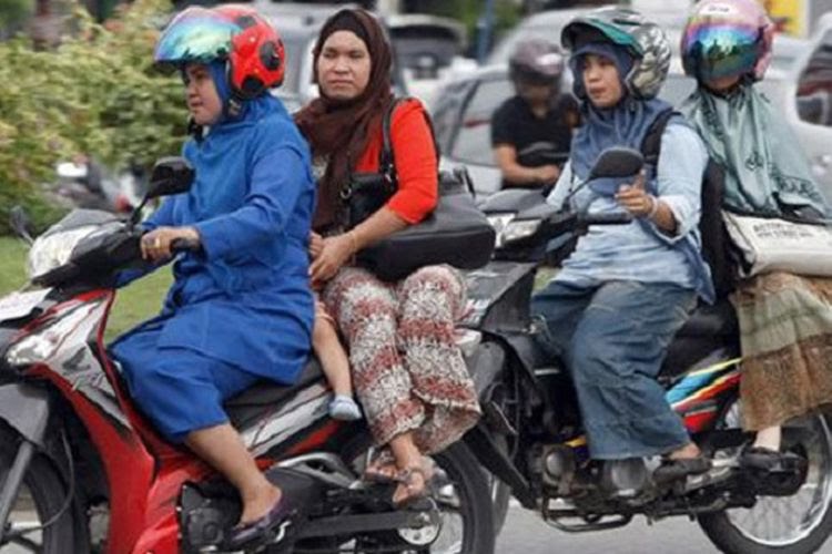 Wanita Wajib Tahu, Duduk Menyamping Saat Bonceng Motor Berbahaya