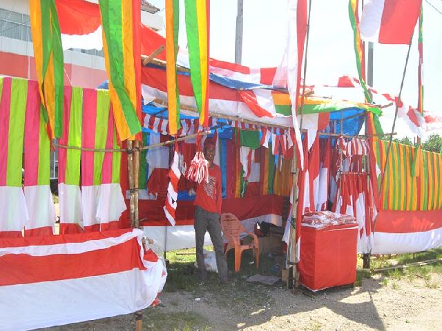Omzet Pedagang Bendera Anjlok