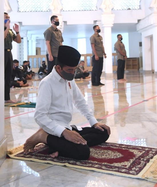 Dipindai Suhu Tubuh dan Pakai Masker, Jokowi Jumatan di Masjid Kompleks Istana