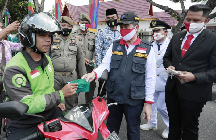 HUT ke-75 RI, Gubernur Riau Bagi-bagi Masker ke Masyarakat