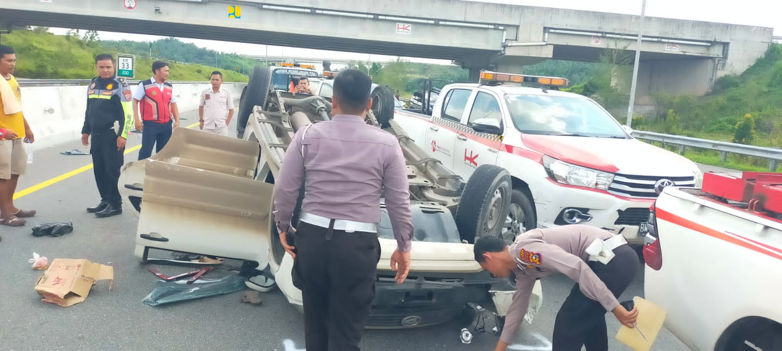 Terios Alami Pecah Ban di Tol Permai