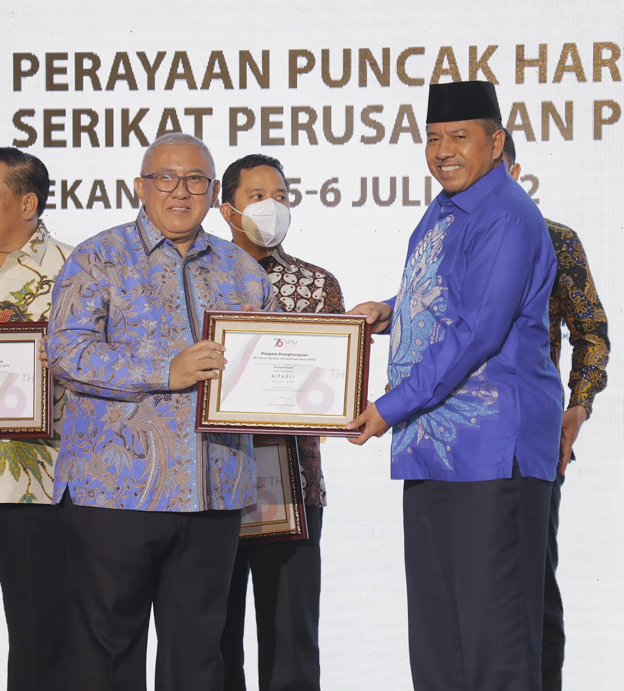 Jalin Hubungan Baik dengan Insan Pers, Bupati Siak Dianugerahi Penghargaan Pemimpin Terpopuler