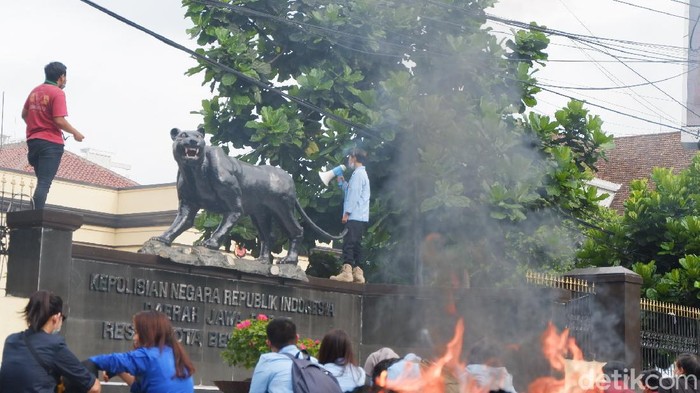 Mahasiswa di Bandung Demo Kecam Tindakan Brutal Polisi