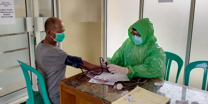 Cerita Petugas Medis di Bogor Terpaksa Pakai Jas Hujan Hadapi Pasien Corona