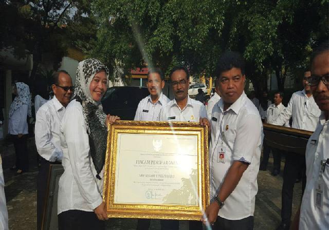 SMPN 8 Pekanbaru Terima Penghargaan Kemendikbud RI