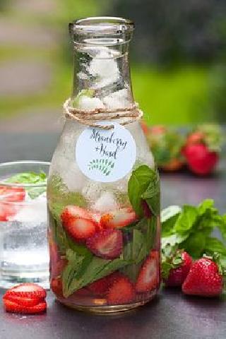 Minum Strawberry Infused Water, Ini 9 Manfaatnya Bagi Tubuh