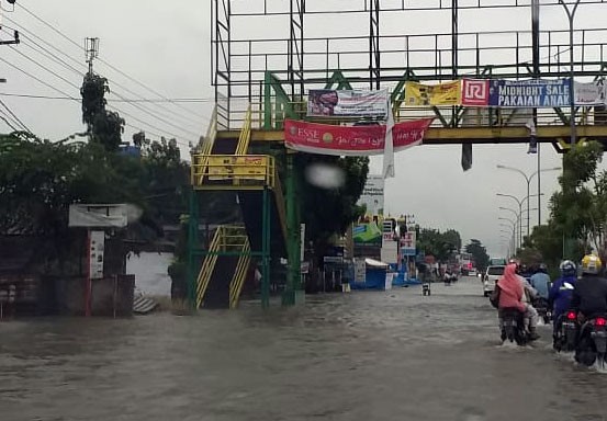 Sudah Langganan, Diguyur Hujan, Jalan Soebrantas Pekanbaru Banjir Parah